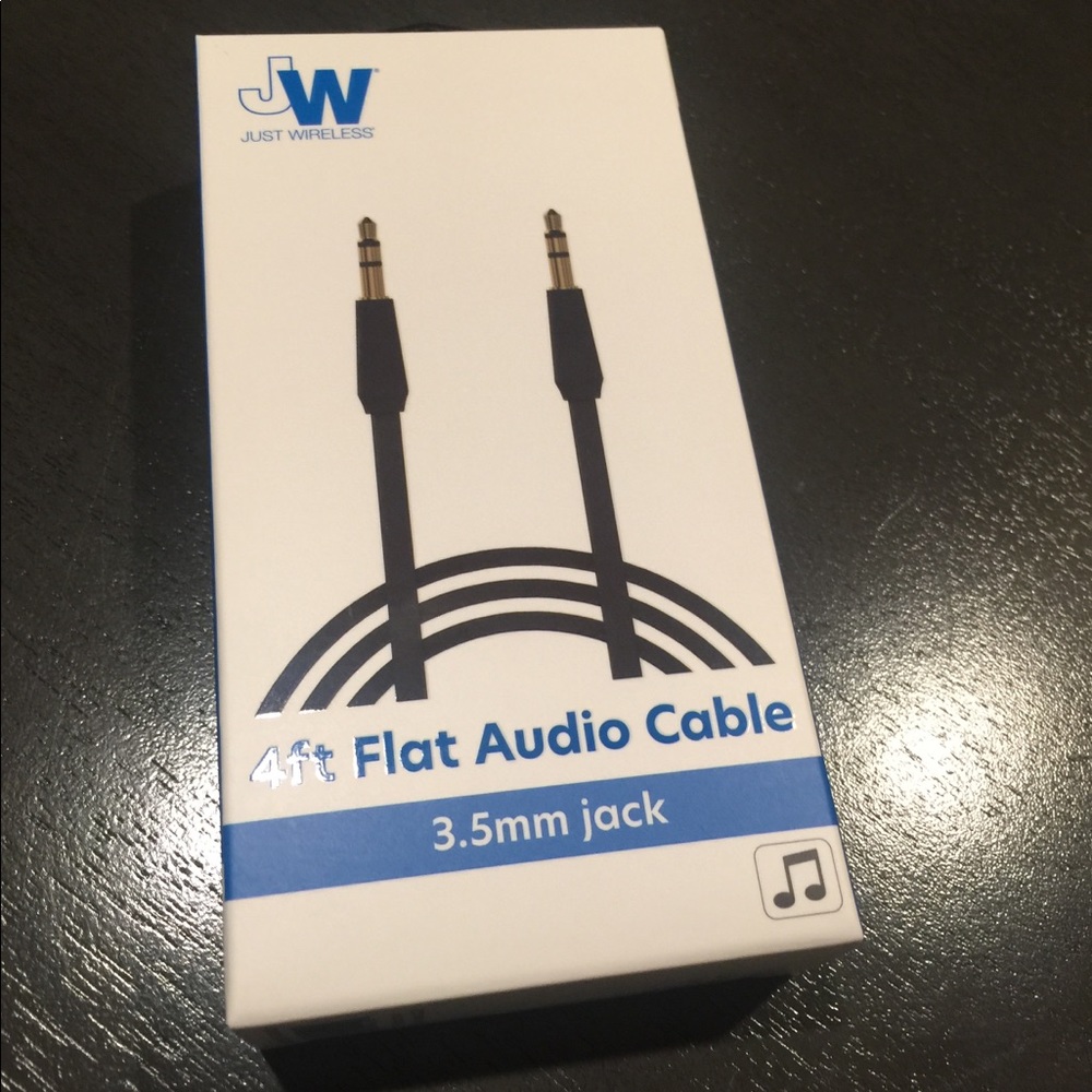 Aux audio cord: NWT new in box